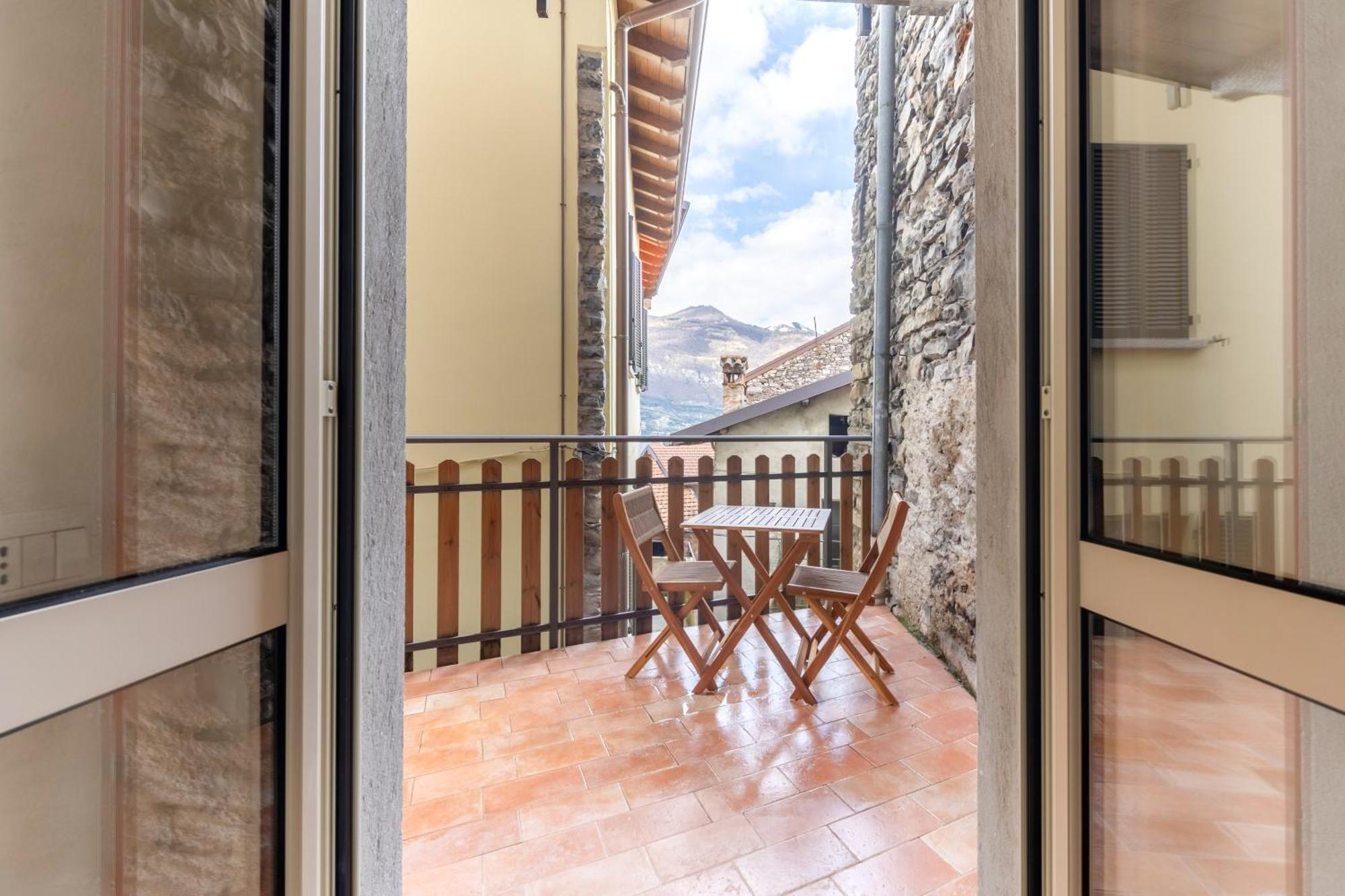 New Stone House Lake View - 1 Лезено Экстерьер фото